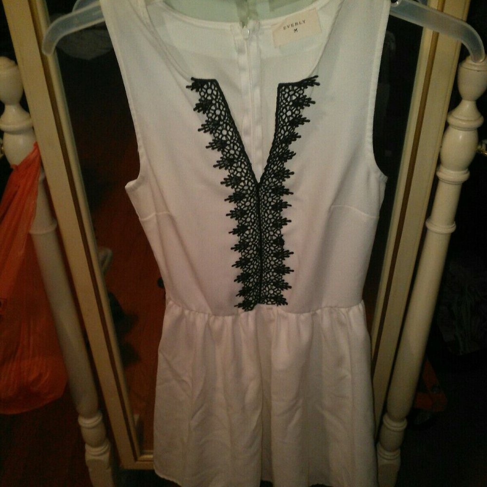 NWOT Everly Beautiful White Dress Sz S